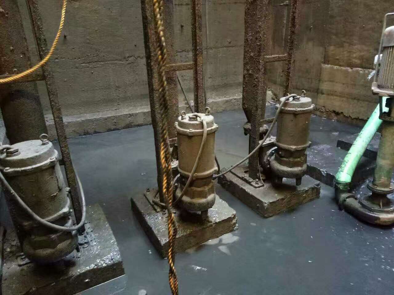 巴林左污水池清理