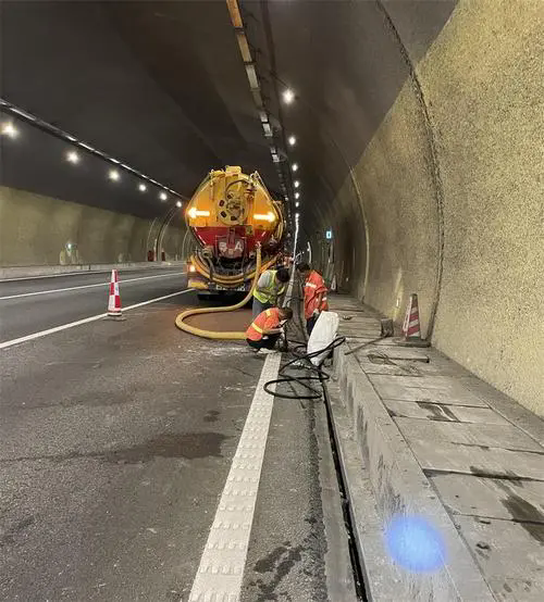 巴林左隧道排水渠清淤